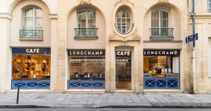 Café Longchamp Paris: Pop-up Chic no Marais Até Setembro